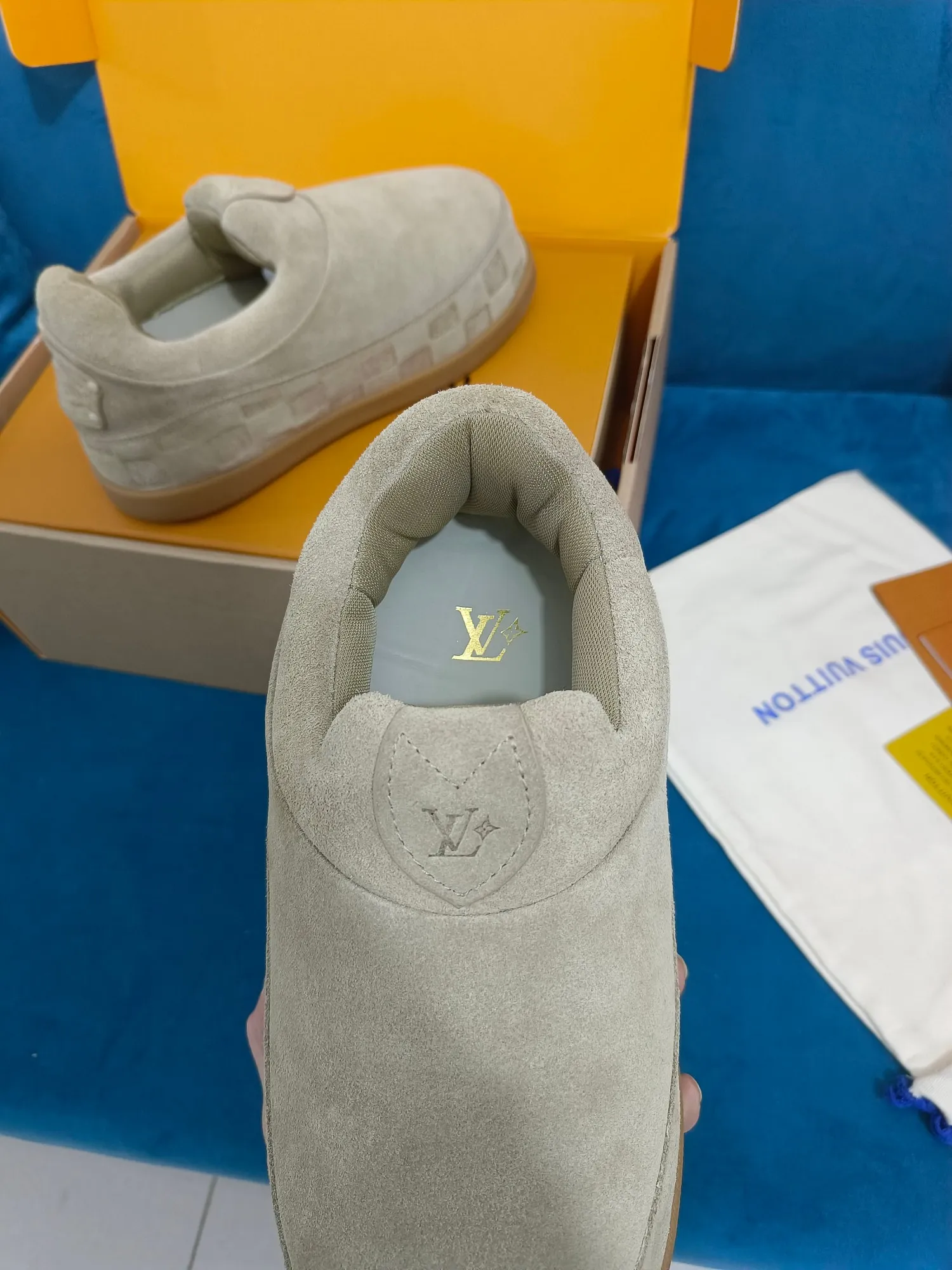 👟👟Ex-factory price 640👟👟 LV YETI slip-on shoes, based on suede cow leather, partially embossed with Nigo's reinterpretation of LV Damier pattern, cleverly echoing the Chinese tradition of taking off shoes when entering the house, and the "small feet" aesthetic is integrated into Chinese street genes. The palm-printed rubber outsole hides the LV letters and Monogram flowers. The exquisite craftsmanship made in Italy shows the brand's heritage in a comfortable slip-on style. The reservation mode adds a unique style, it is traditional and trendy, and it is suitable for couples aged 35-45.